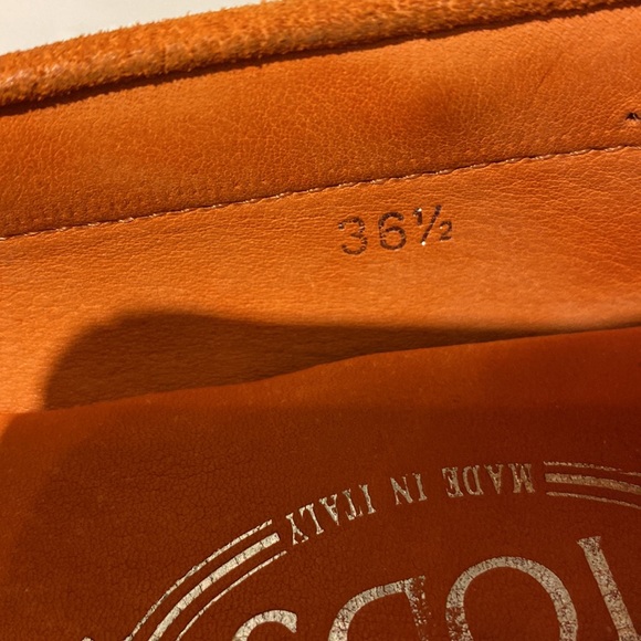 Always a favorite Tods Round Toe slip on. Good preowned condition - Picture 4 of 8